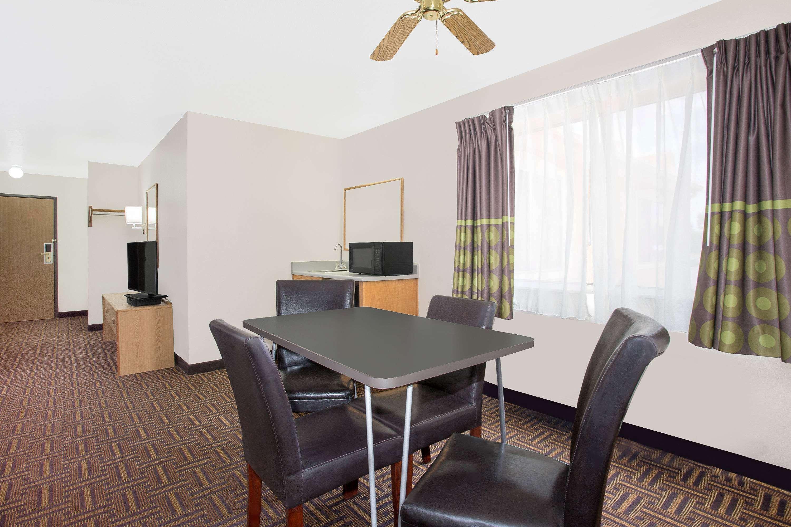 Super 8 By Wyndham Bloomfield Hotel Exterior foto