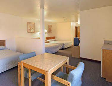 Super 8 By Wyndham Bloomfield Hotel Exterior foto